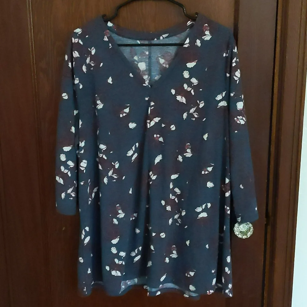 Lane Bryant Blue, Red, and White 3/4 Sleeve Floral Flowy V Neck Top Size 18/20